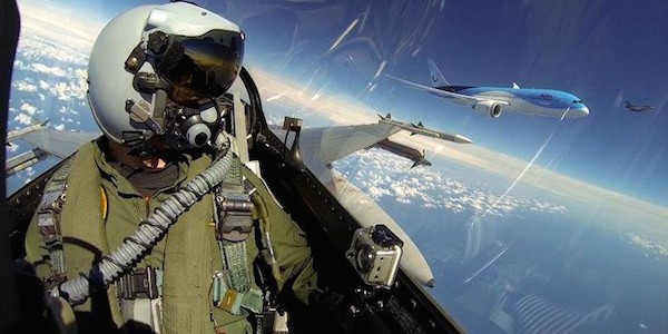 xfighter-jet-pilot-selfies_pilot-selfie.jpg.pagespeed.ic.NlunAbK3o_xfYUTP1Np4